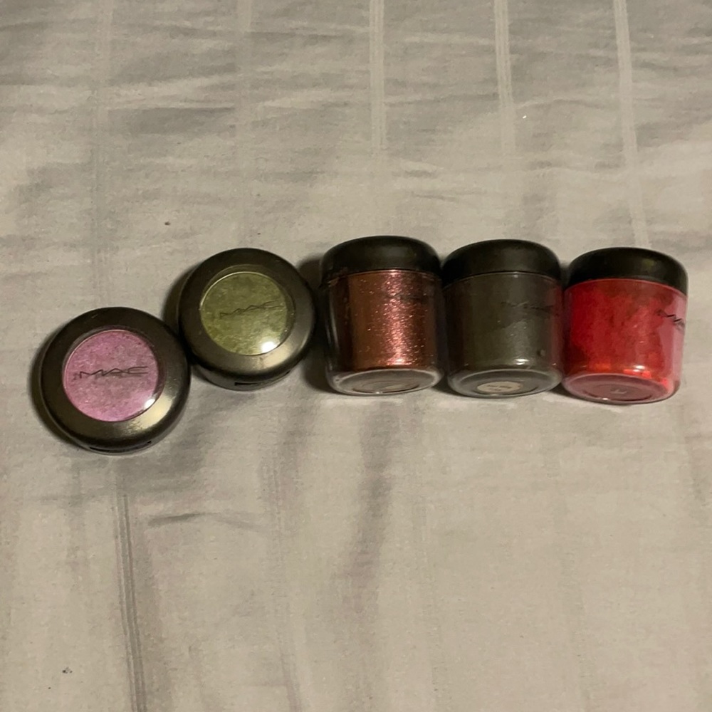 Mac bundle pigments and reflects glitter